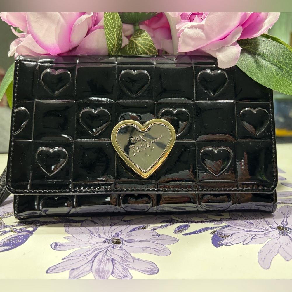 🖤 XOX Betsey Johnson Patent Heart Wallet Wristlet – Y2K Vibes